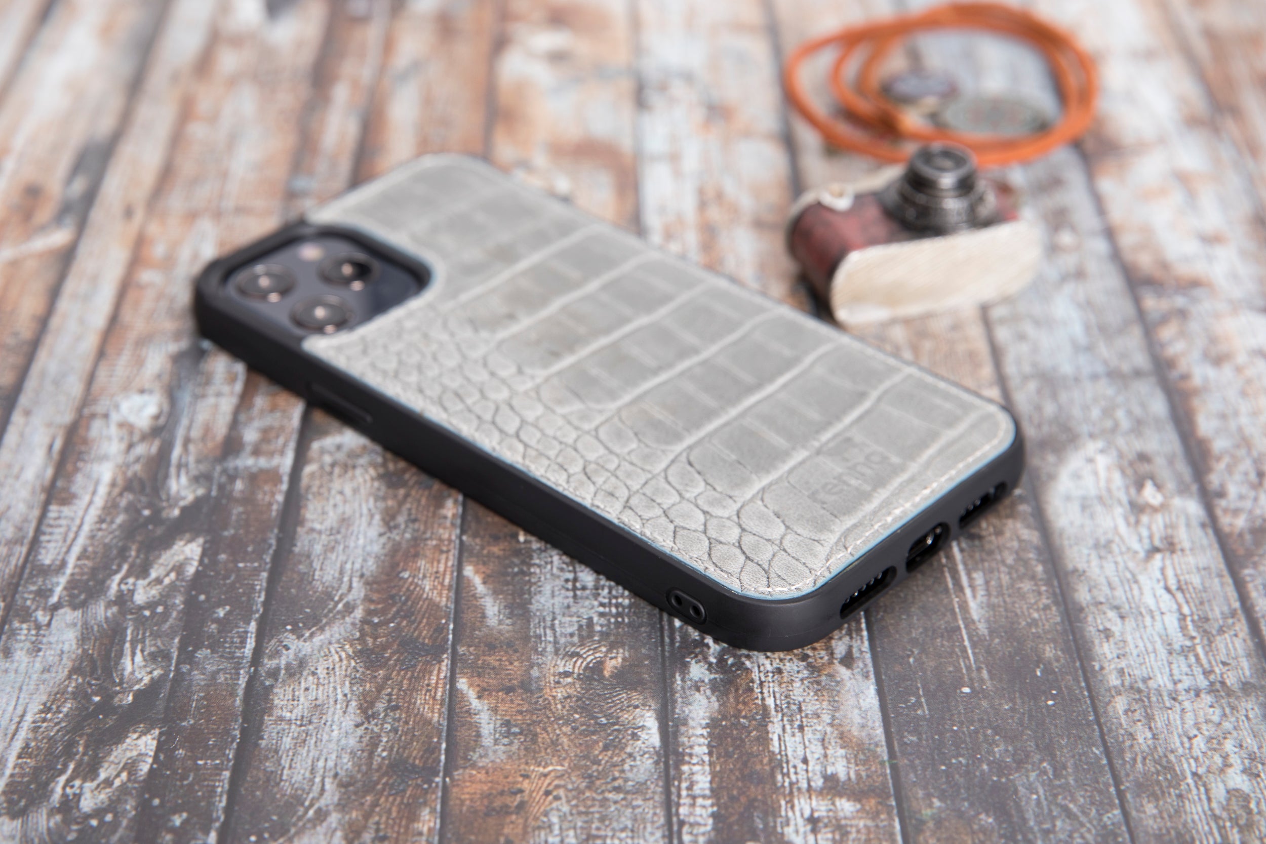 Grau Croco iPhone 12 Pro Max (6,7") Hülle aus echtem Leder, handgefertigte Lederhülle mit flexibler Abdeckung