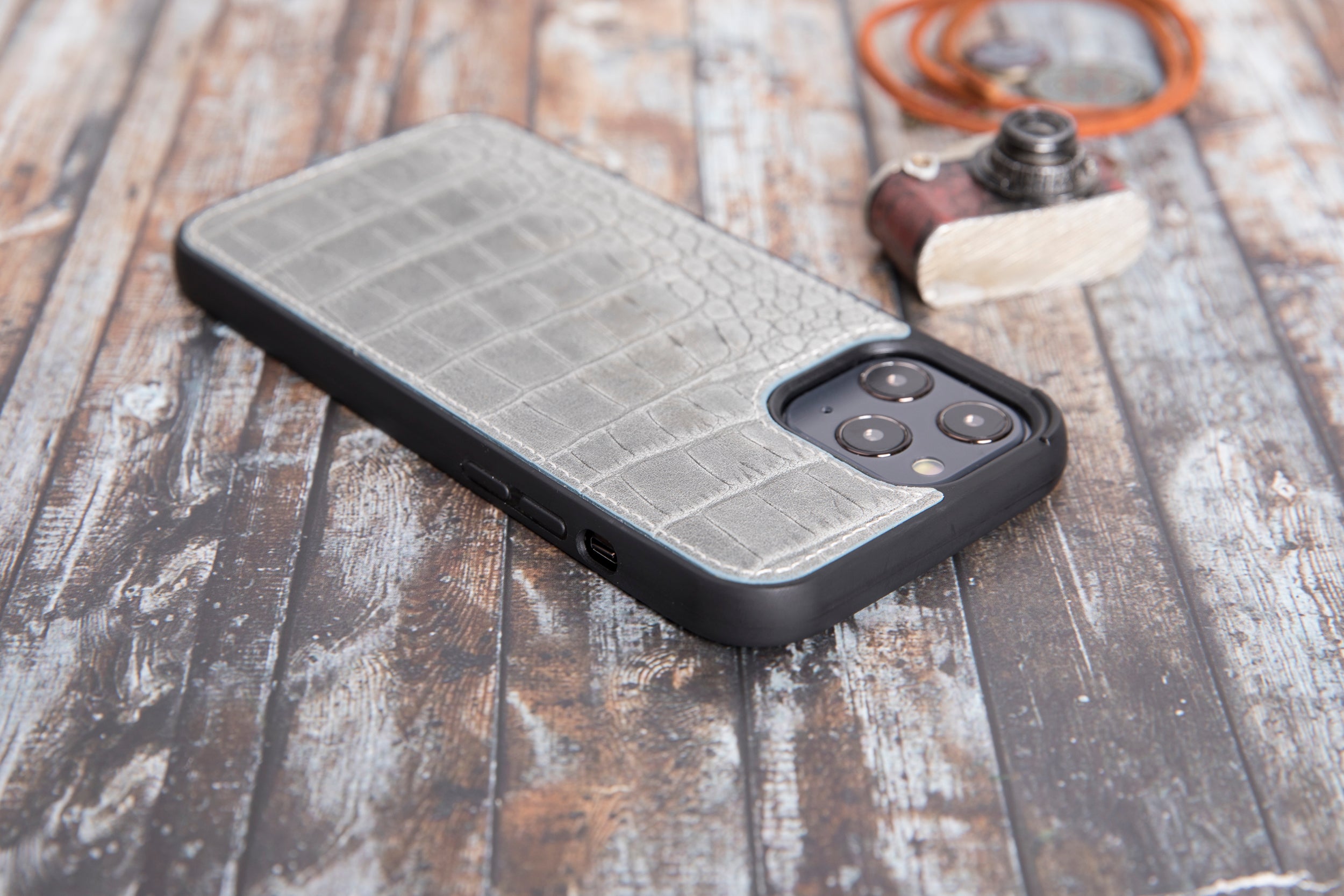 Grau Croco iPhone 12 Pro Max (6,7") Hülle aus echtem Leder, handgefertigte Lederhülle mit flexibler Abdeckung